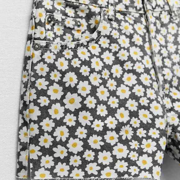 Zara Daisy Print High Waisted Straight Shorts Sizes 8 and 12 - Picture 6 of 10
